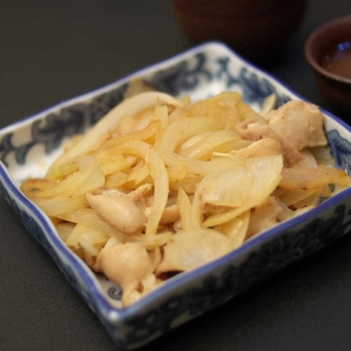 味付けホルモン焼きに玉ねぎのトッピング